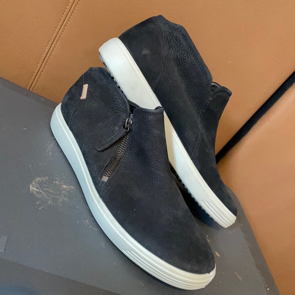 Ecco Black zipper shoes